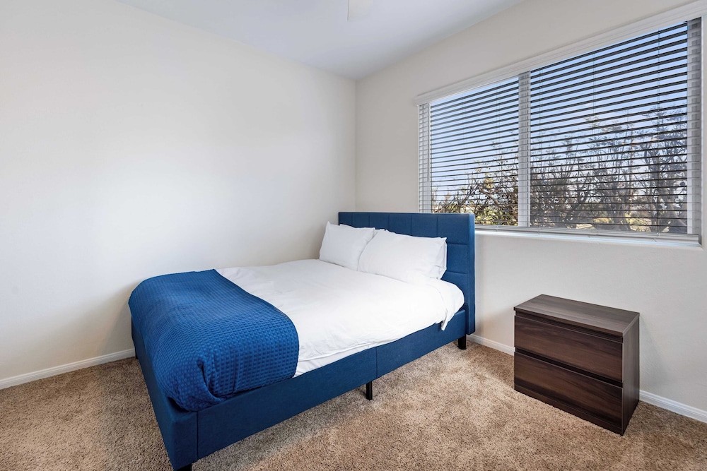 Walk to Dining, Mission + Pacific Beach, and Bars/nightlife Private Backyard