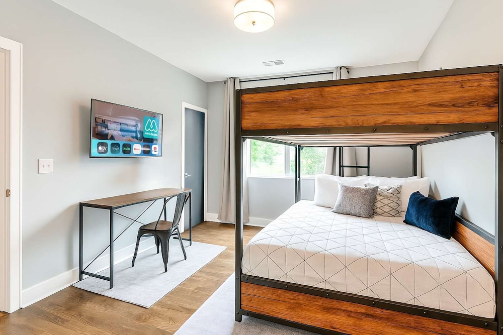 Elvis-themed 13 Beds Rooftop City Views