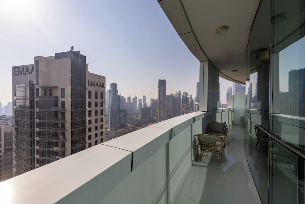 Maison Privee - Dazzling Downtown Retreat w/ Panoramic City Views