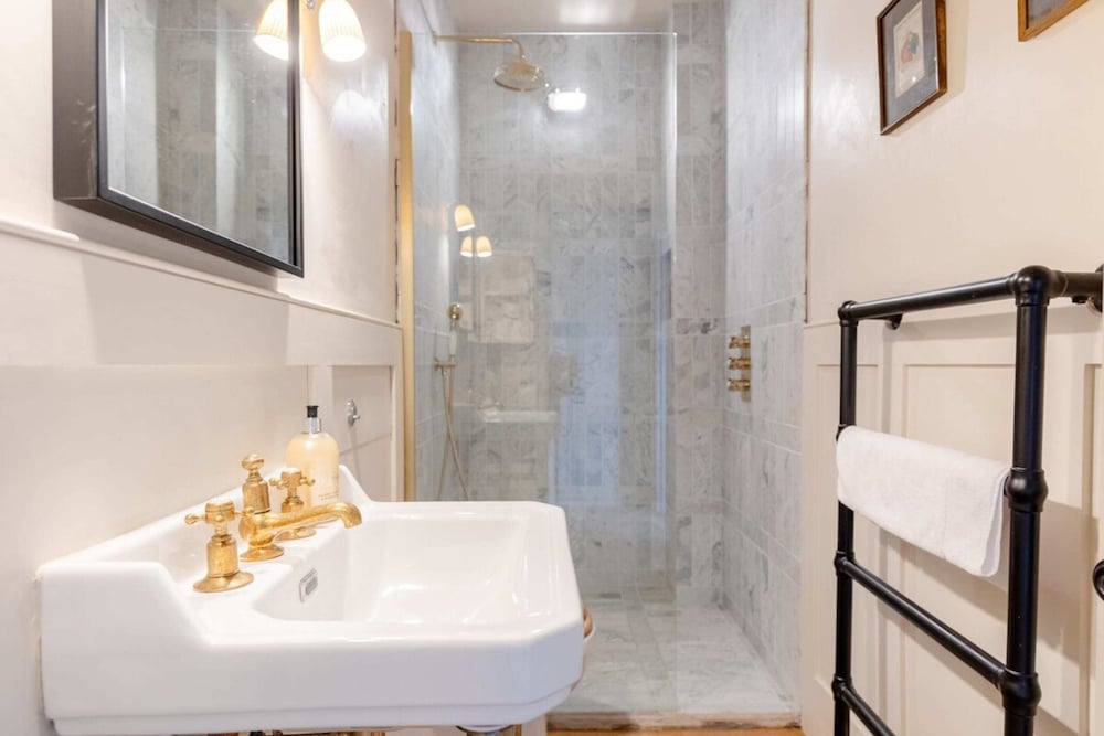 Spacious & Elegant 2BD Victorian Flat - Islington!