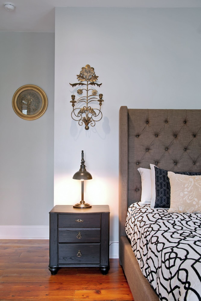 Newly Renovated 4 bed 3 bath & 2 Parking