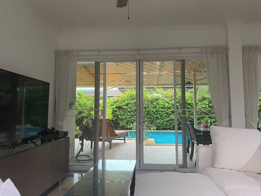 Hidden Villa Oasis Private Pool 2km to Beach&mall
