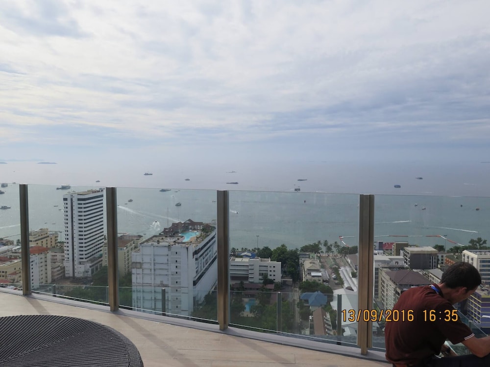 The Base Central Pattaya - 1 bdr Condo With Pool