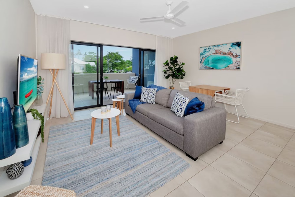 Coastal 2-bed With Parking & Pool by the Ocean
