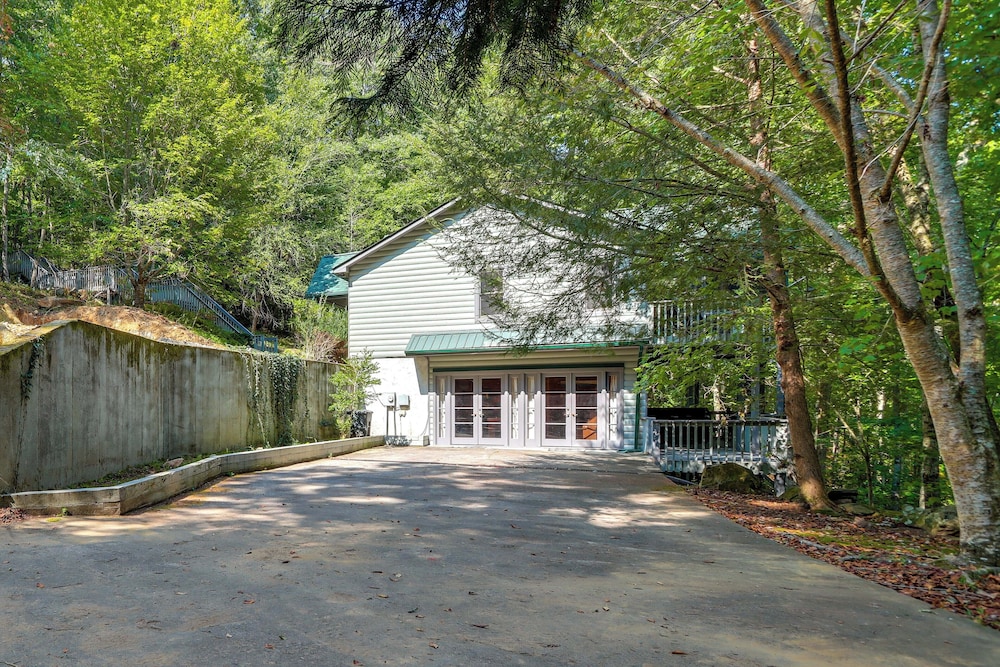 Hot Tub, Decks & Creek Access: Mccaysville Cabin!