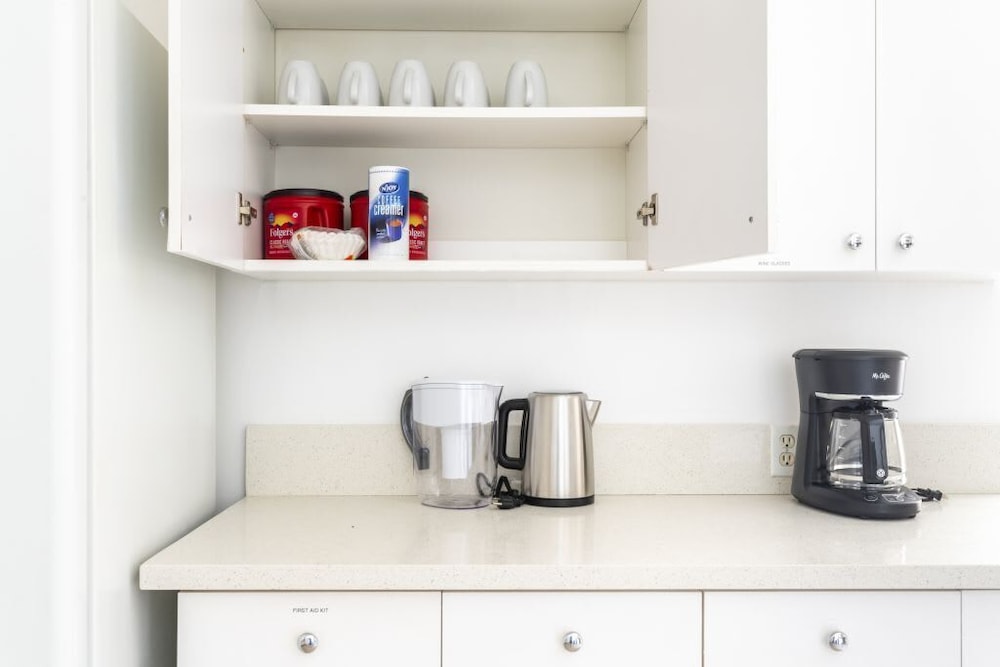 Charming Spacious Home - Modern Comforts, Prime Location