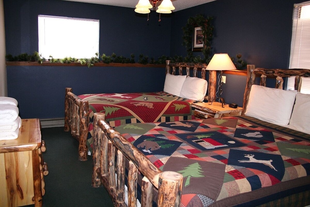 Timber Creek Chalets: 7 2 Bedroom Cabin view 2