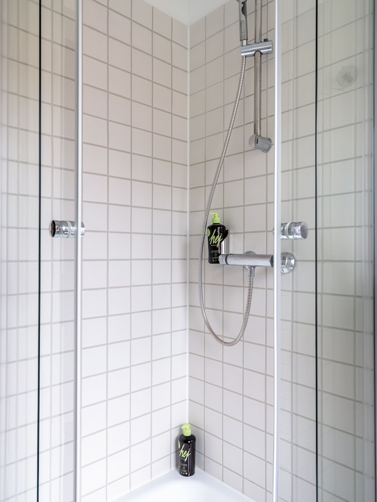 Schoenhouse Avenue by Limehome