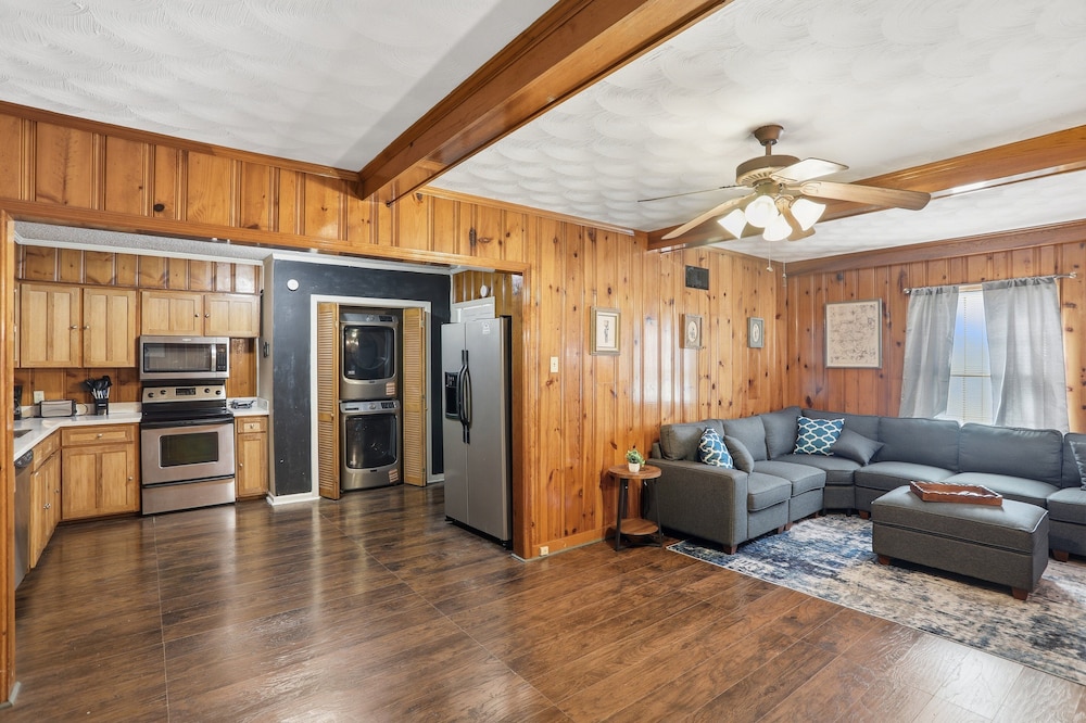 Bluff City Gem With Game Room 3 Bedroom Home