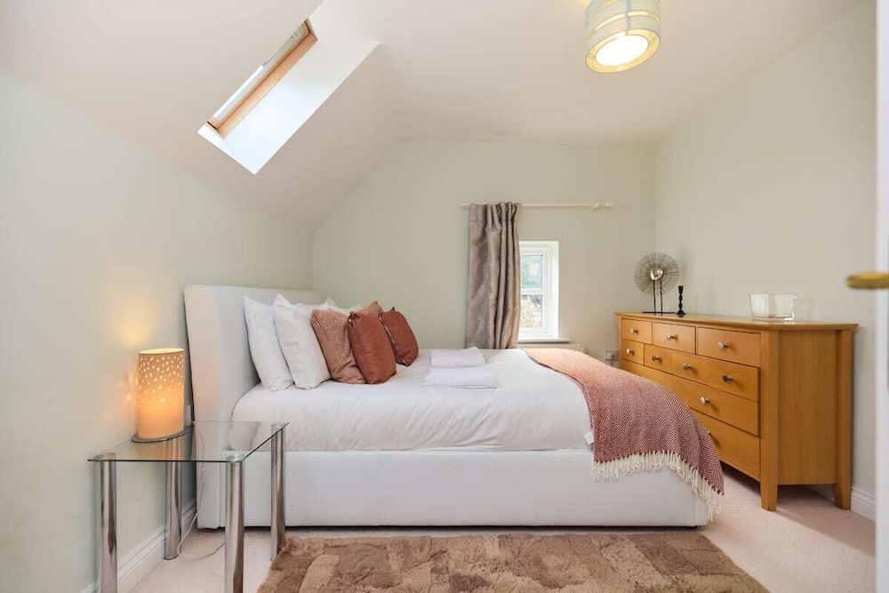 The Bourton-on-the-water Place - Lovely 5bdr House With Parking + Garden