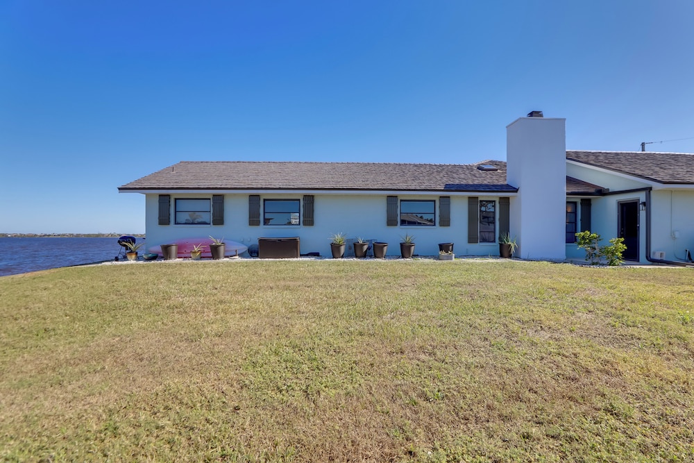 Riverfront Gem w/ Hot Tub & Pool in Port Charlotte