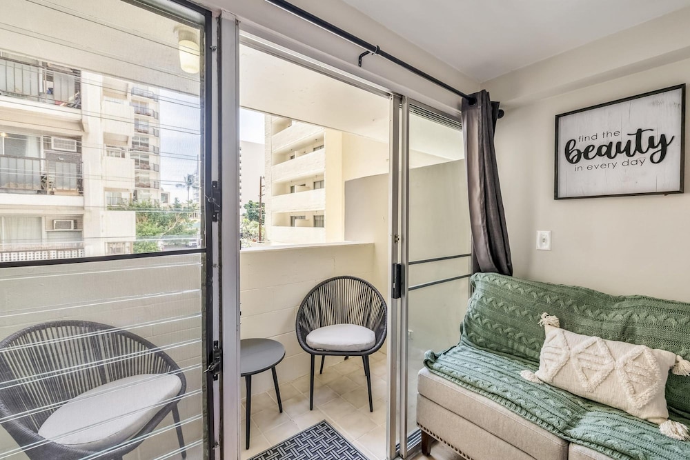 Bright Cozy Condo Unit With Balcony