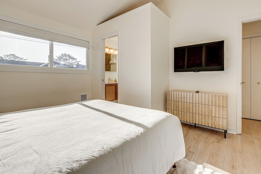 Modern Oregon Cottage w/ Hot Tub: Walk to Beach!