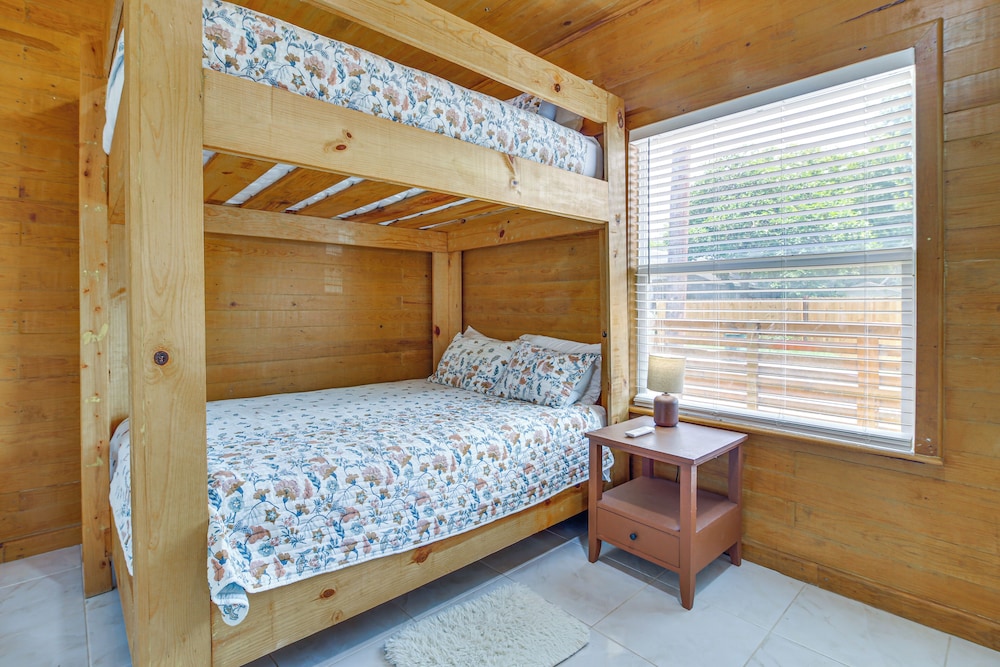 2 Mi to Family Attractions: Brownsville Cottage!