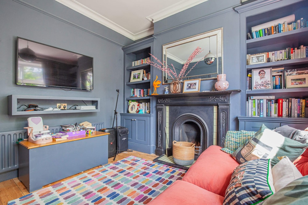 Charming 3BD Oasis 3 Min Walk From Beach Front!