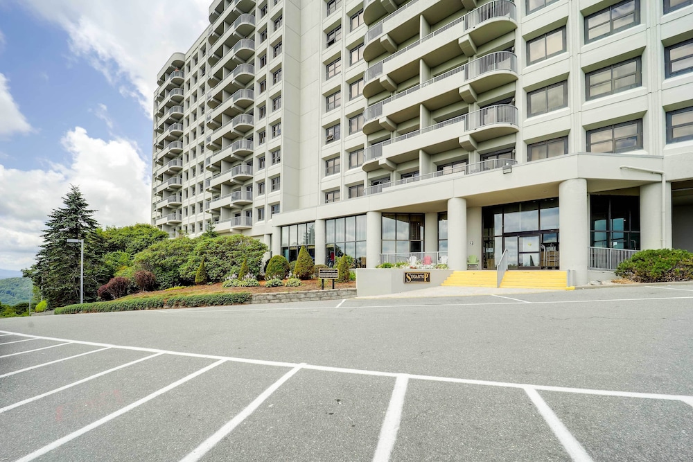 Hotel Sugar Mountain Condo Overlooking Ski Slopes! - Image 1