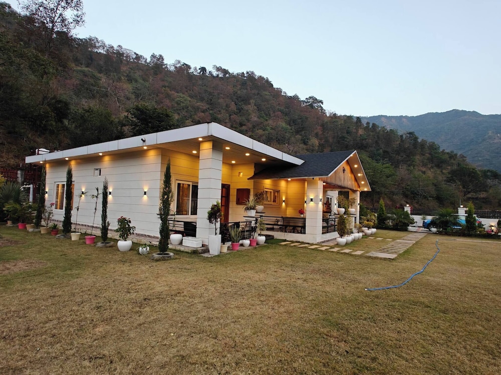 The Paradise - Luxury 3BR Villa Near the Airport in Dehradun