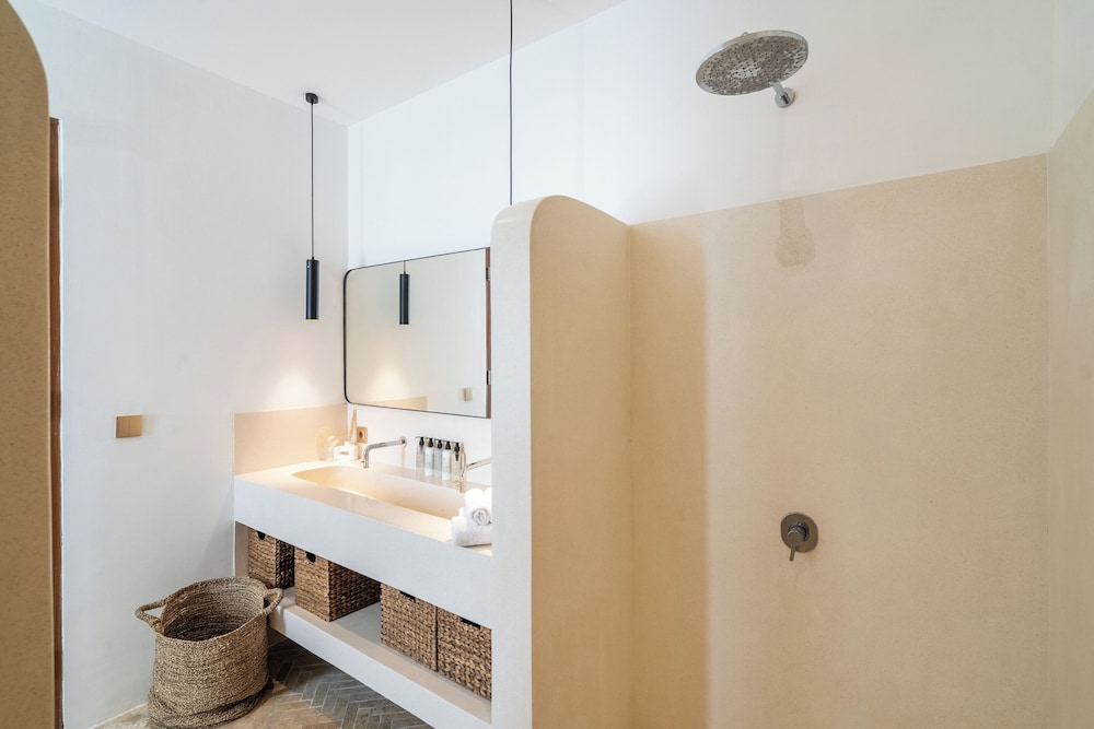 Eleven Villa Canggu - Calm Oasis with Pool and Privacy