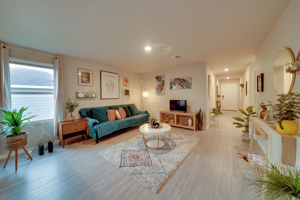 Easy Access to Dtwn San Antonio: Suburban Home