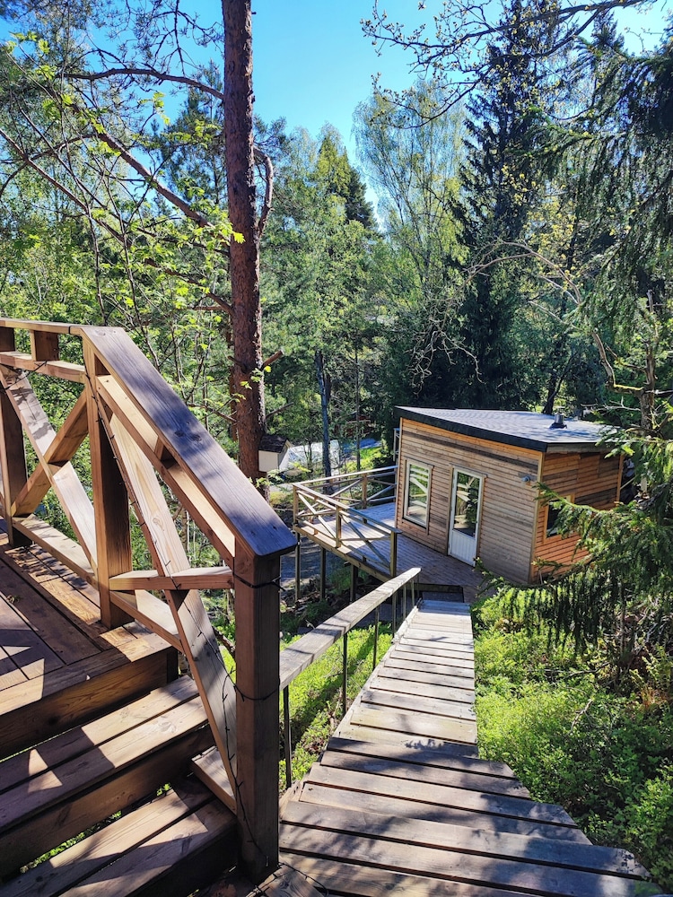 Sea-view Cottage High up in the Trees