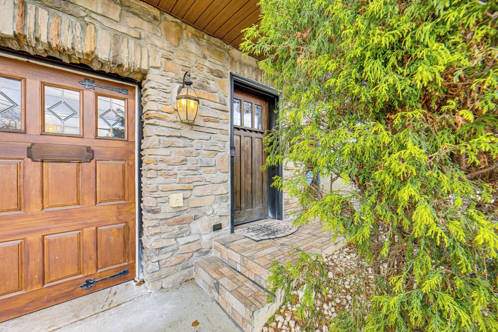 2 Mi to Market Sq! Row House w/ Dedicated Office
