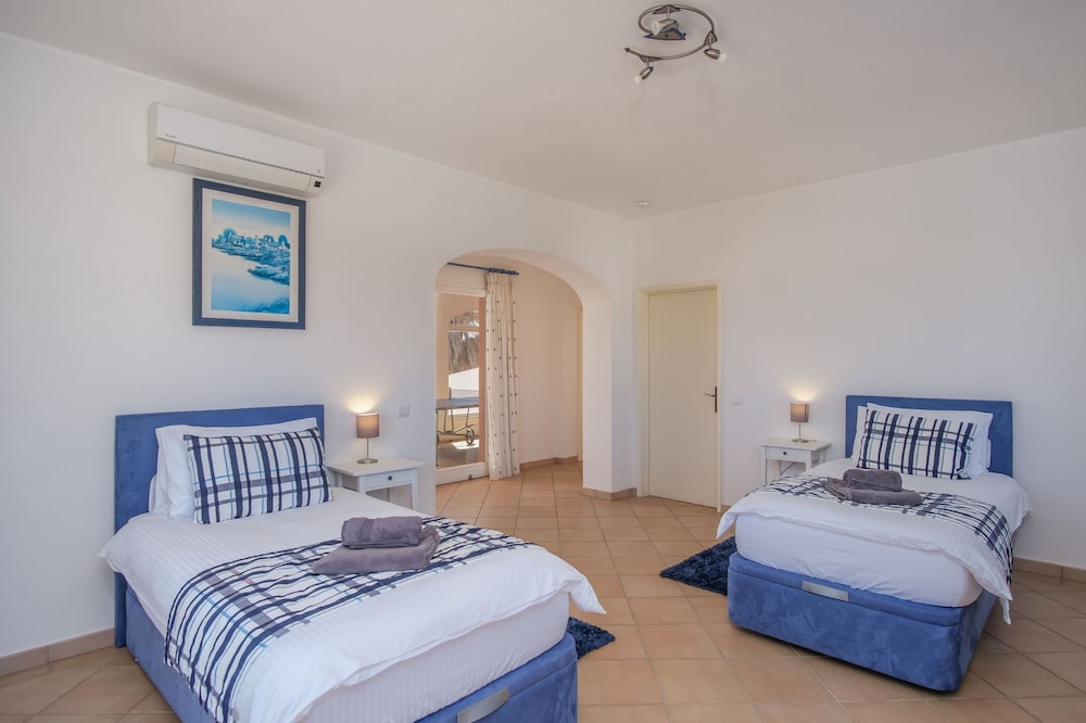 Vale Verde in Lagos With 6 Bedrooms and 4 Bathrooms