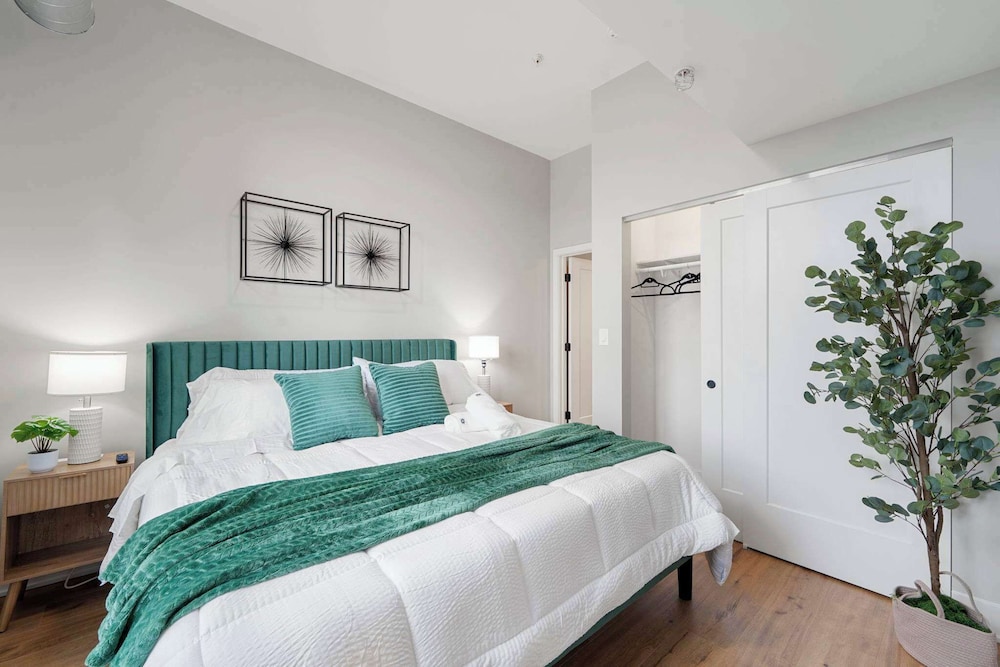 Edgewater Gem Stylish 2BR Apartment Near Lake