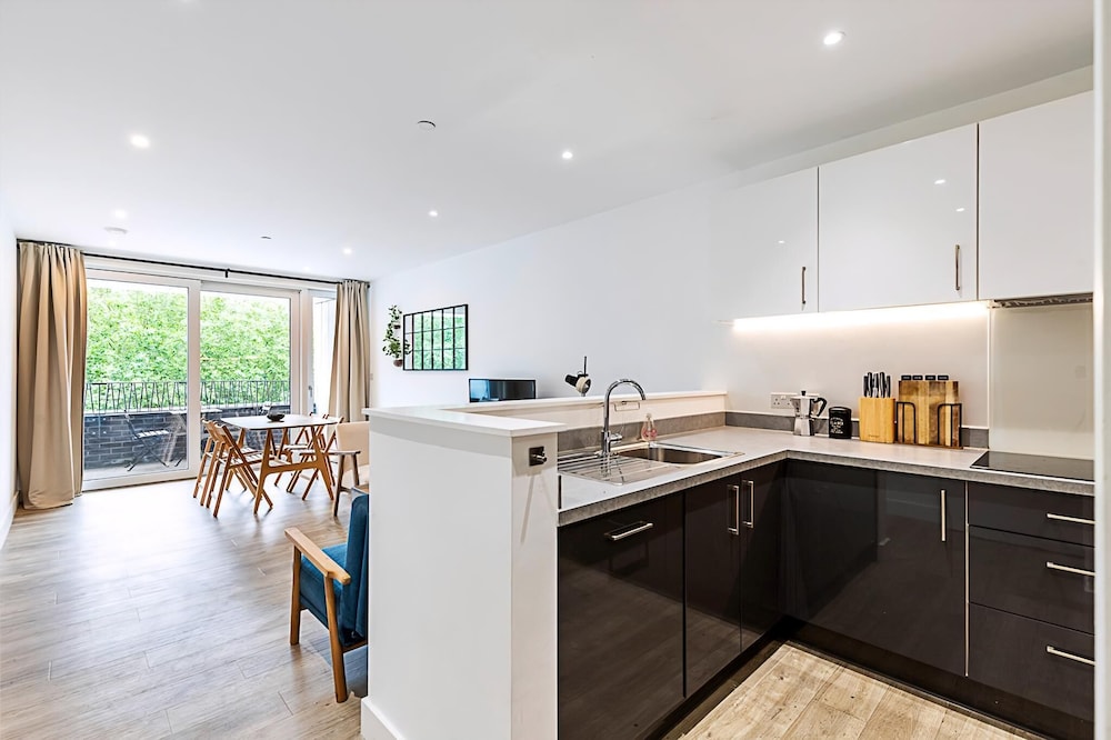 Modern 2-bed Flat With Terraces in Leyton