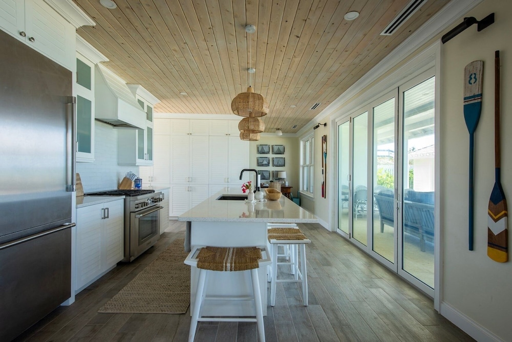 Cricket Beach House-luxurious Beachfront House 5 Bedroom Home
