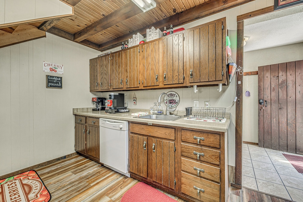 Walk to Downtown Ruidoso: Cozy Wooded Retreat