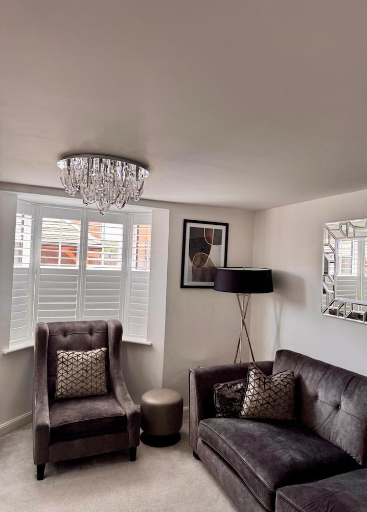 High END Spacious 4 Bed House - Free Parking