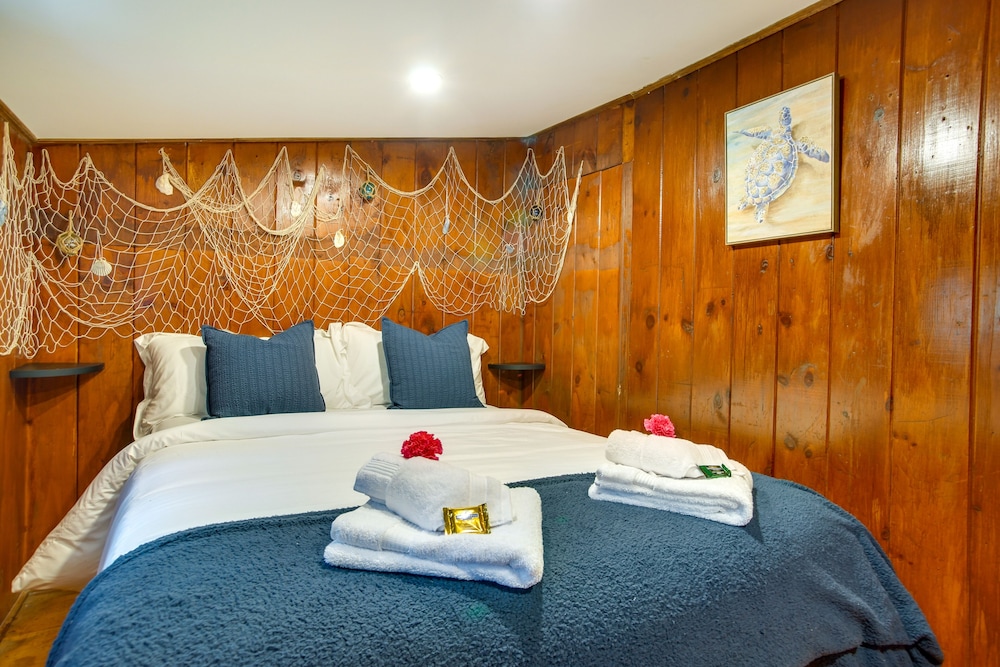 Hot Tub & Kayaks: Dog-friendly House in Yarmouth