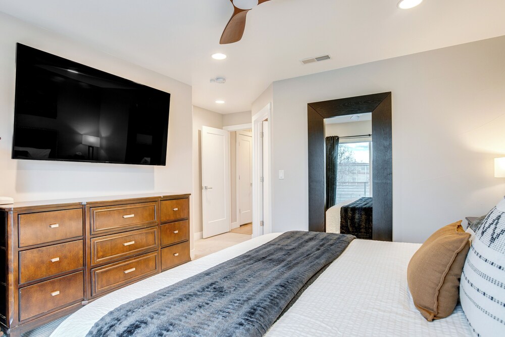 1 Mi to Dtwn Denver: Sleek Duplex w/ Rooftop Deck!