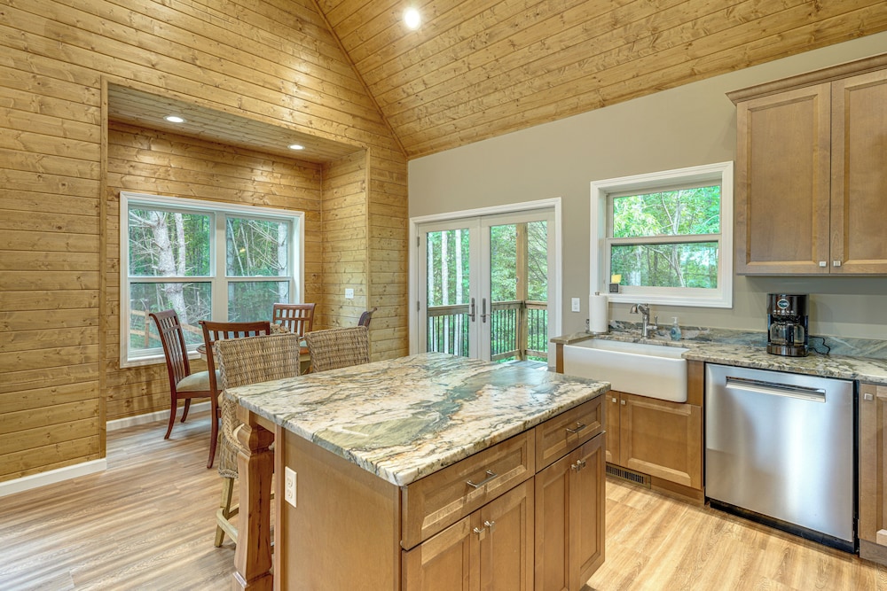 Long-range Views: Blue Ridge Mtn Cabin w/ 3 Decks