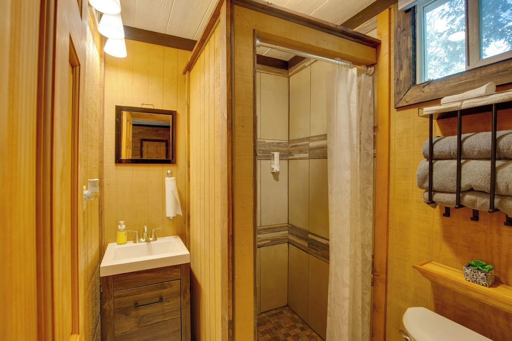 'bayview' - Lakefront Family Cabin in Odessa!