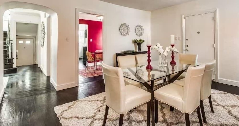 Spacious 5br Sleeps 10 University District 5 Bedroom Home