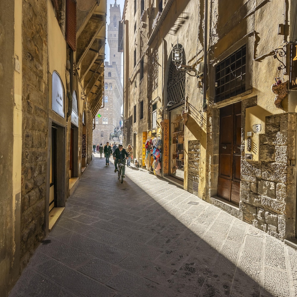 Cerchi 3 in Firenze With 2 Bedrooms and 1 Bathrooms