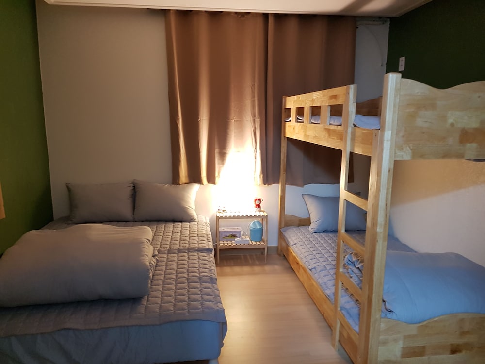 Buzz Guest House - Hostel