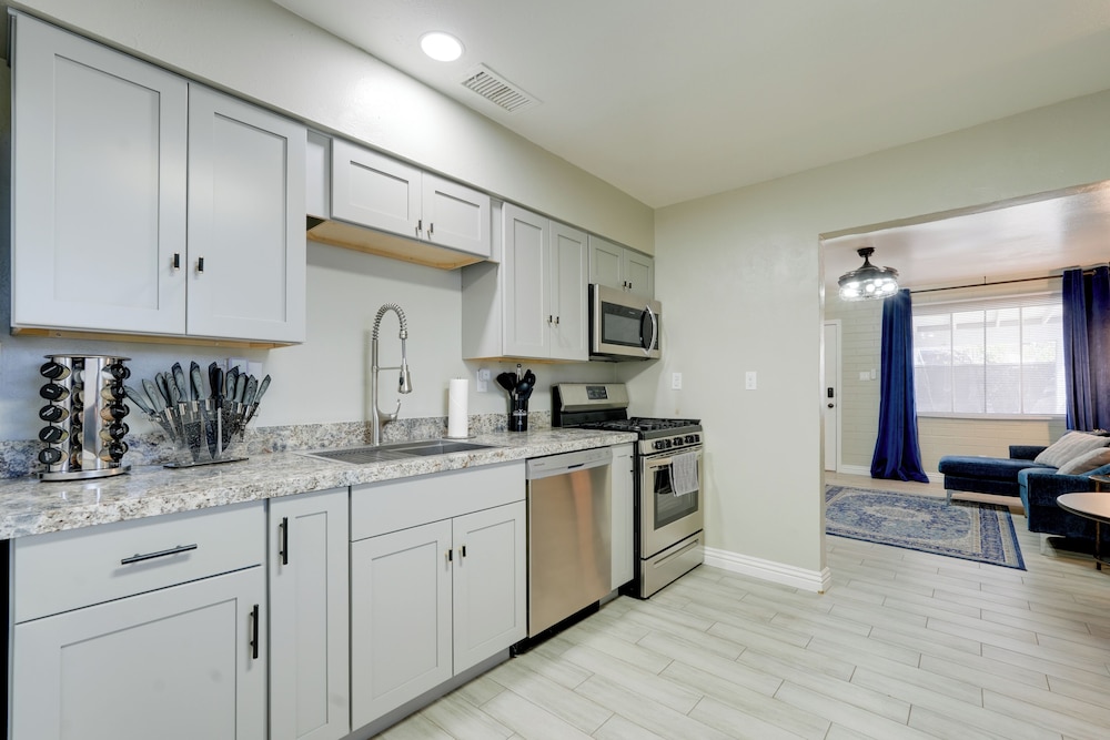 3 Mi to Roosevelt Row Arts District: Apt w/ Patio