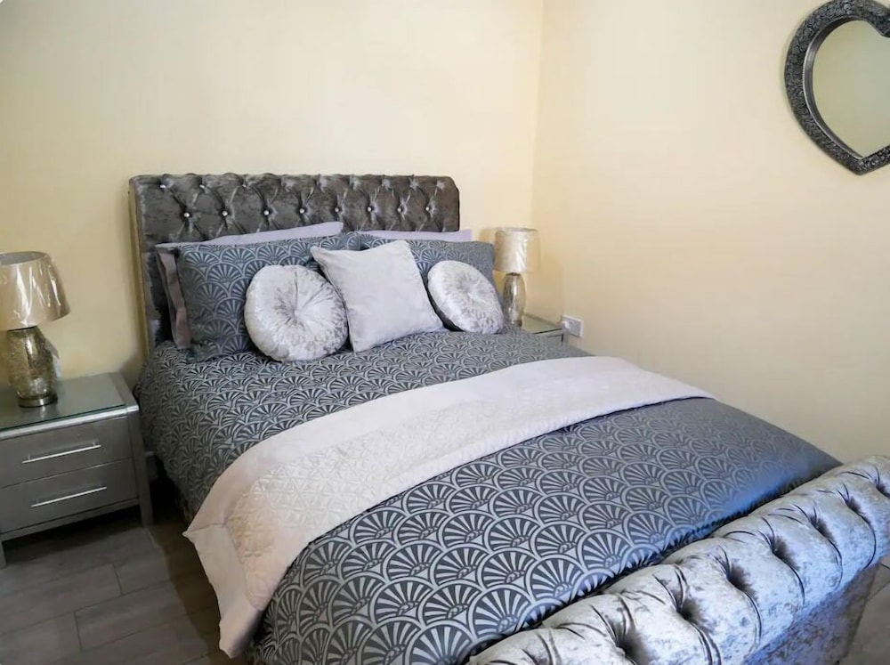 Newly Refurbished Modern Apt 10 view 2