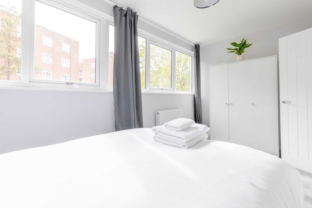 Newly Renovated 3BD Home, Islington!