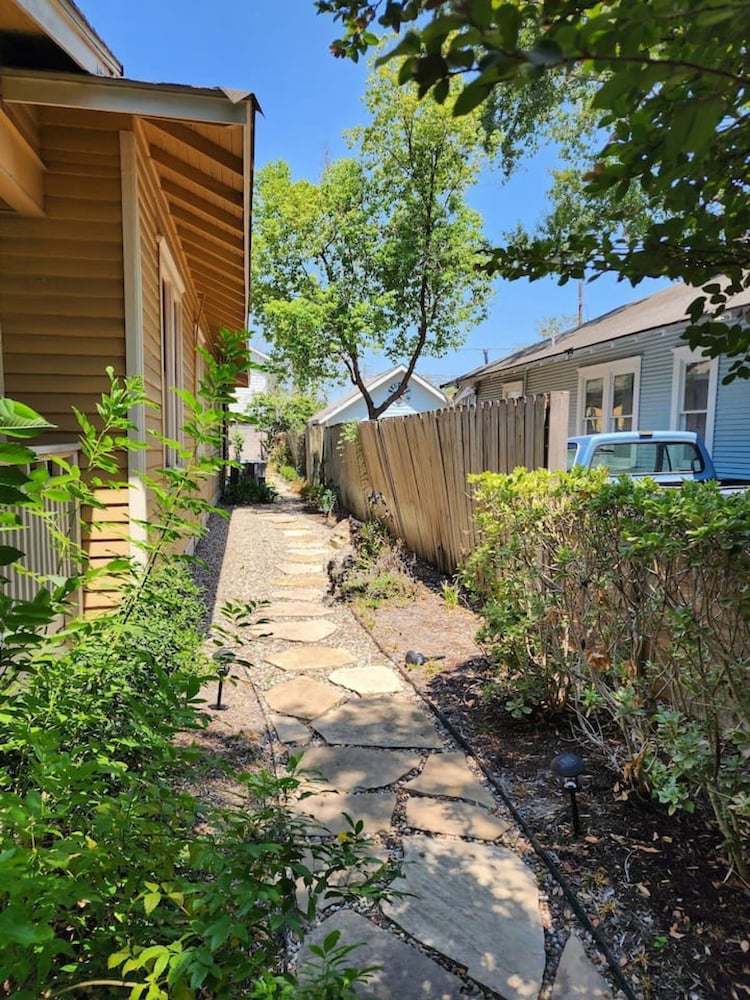 Cute Quiet Garage Apt Home