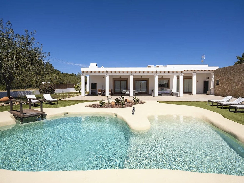 Spacious Villa With Games Area