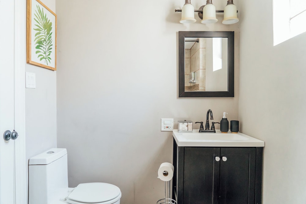 Homey 2BR - Central Charming