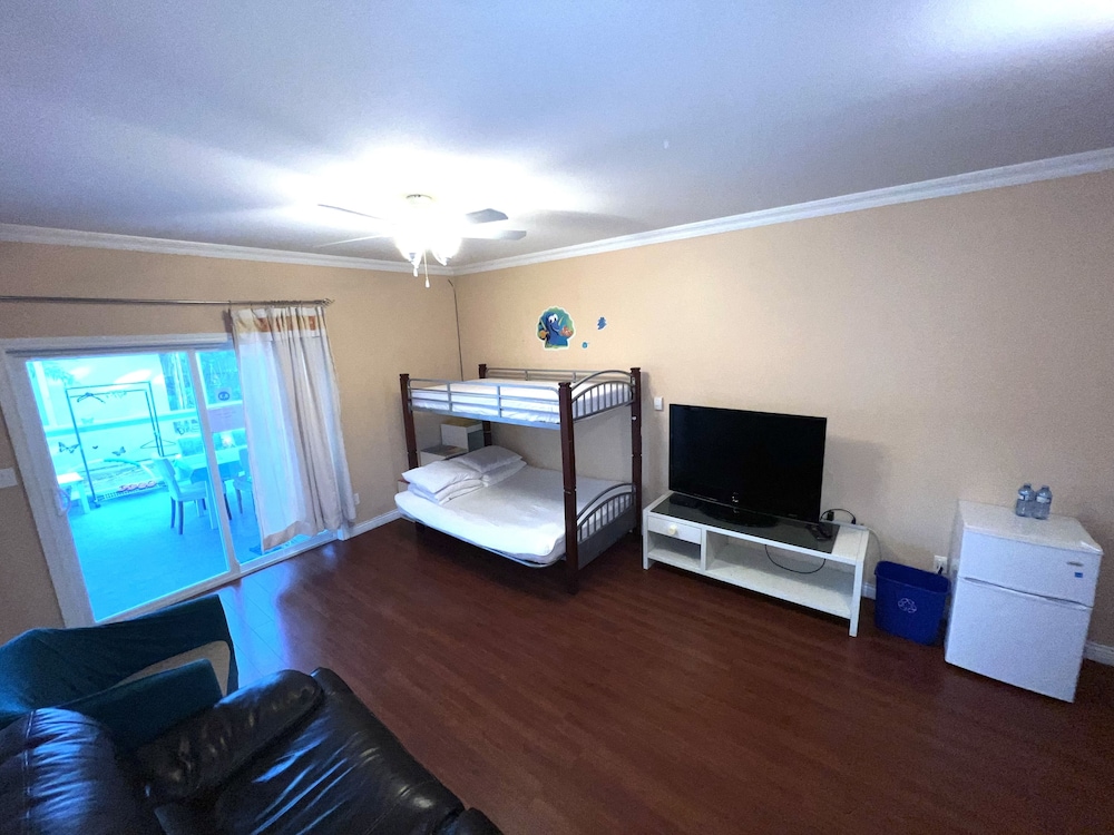 Surrey Vacations - Family Suite - Property Image 1