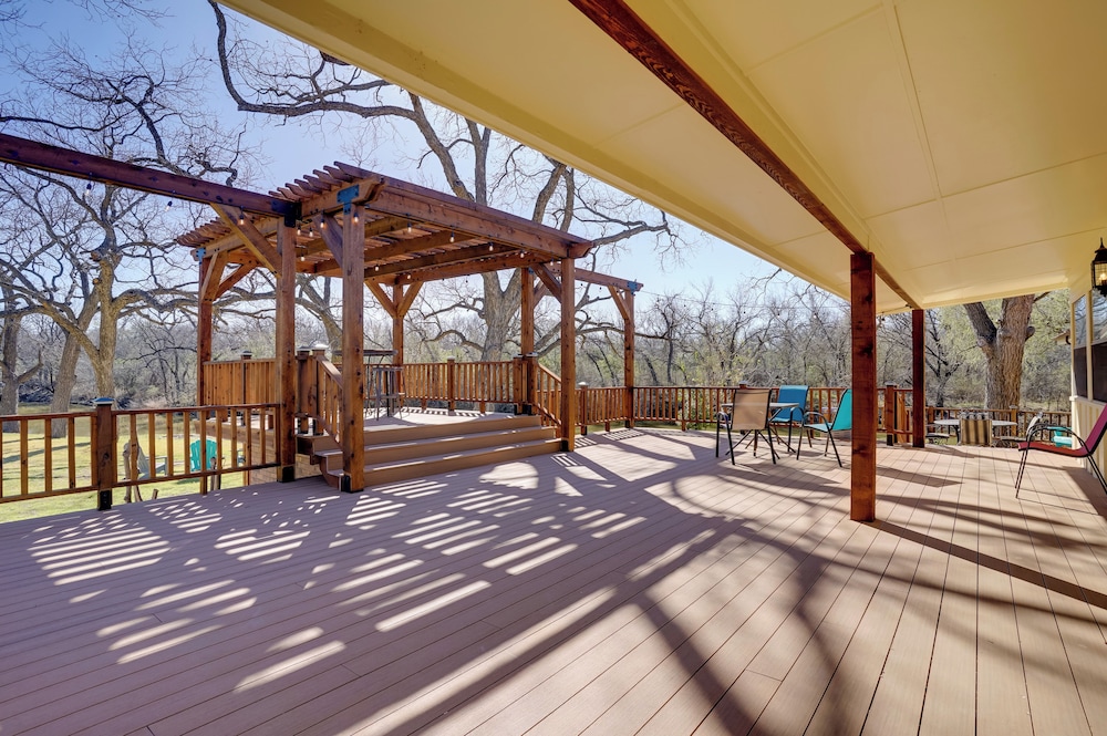 On-site River Access: Fishing Retreat in Granbury!