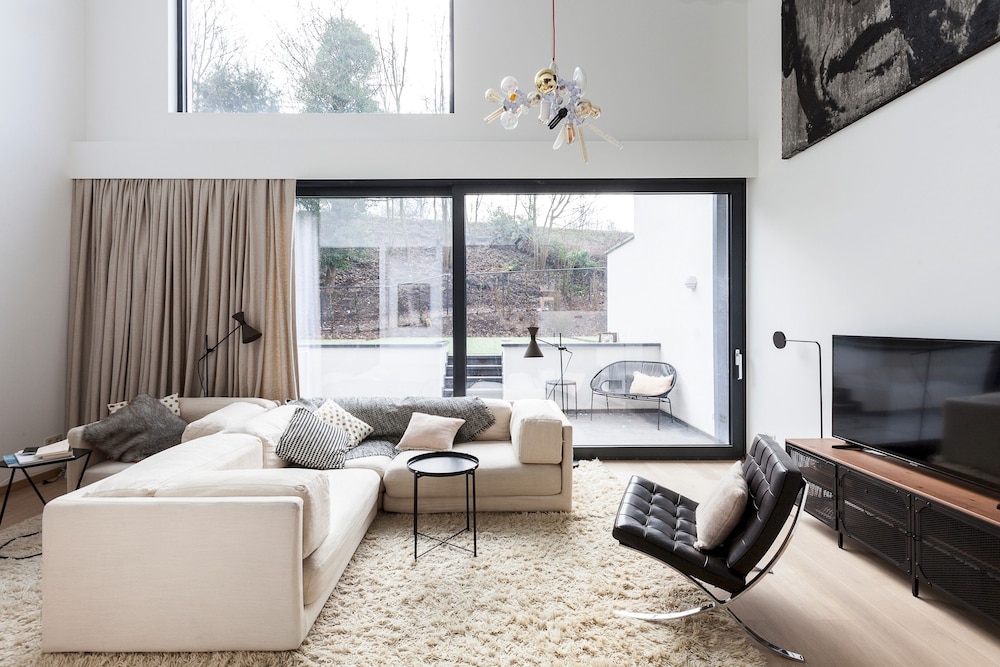 Unit 5 - Trendy Smart Home Triplex Private Garden & Parking