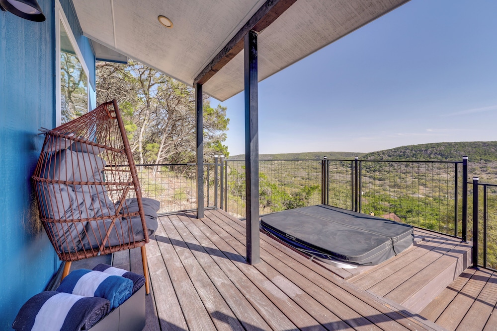 Close to Canyon Lake: Cabin - Boat Ramp & Hot Tub