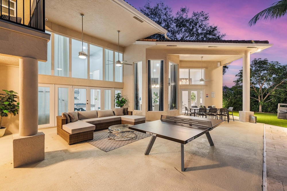 Luxurious 6-Bedroom Villa with Pool & Games
