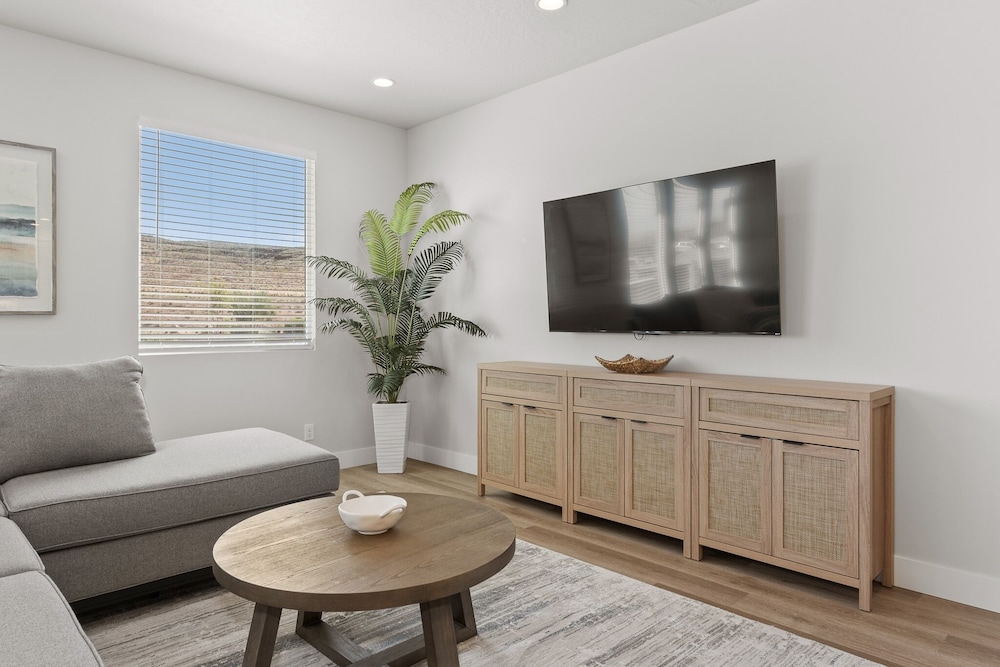 Red Desert Oasis 5 Bedroom Home